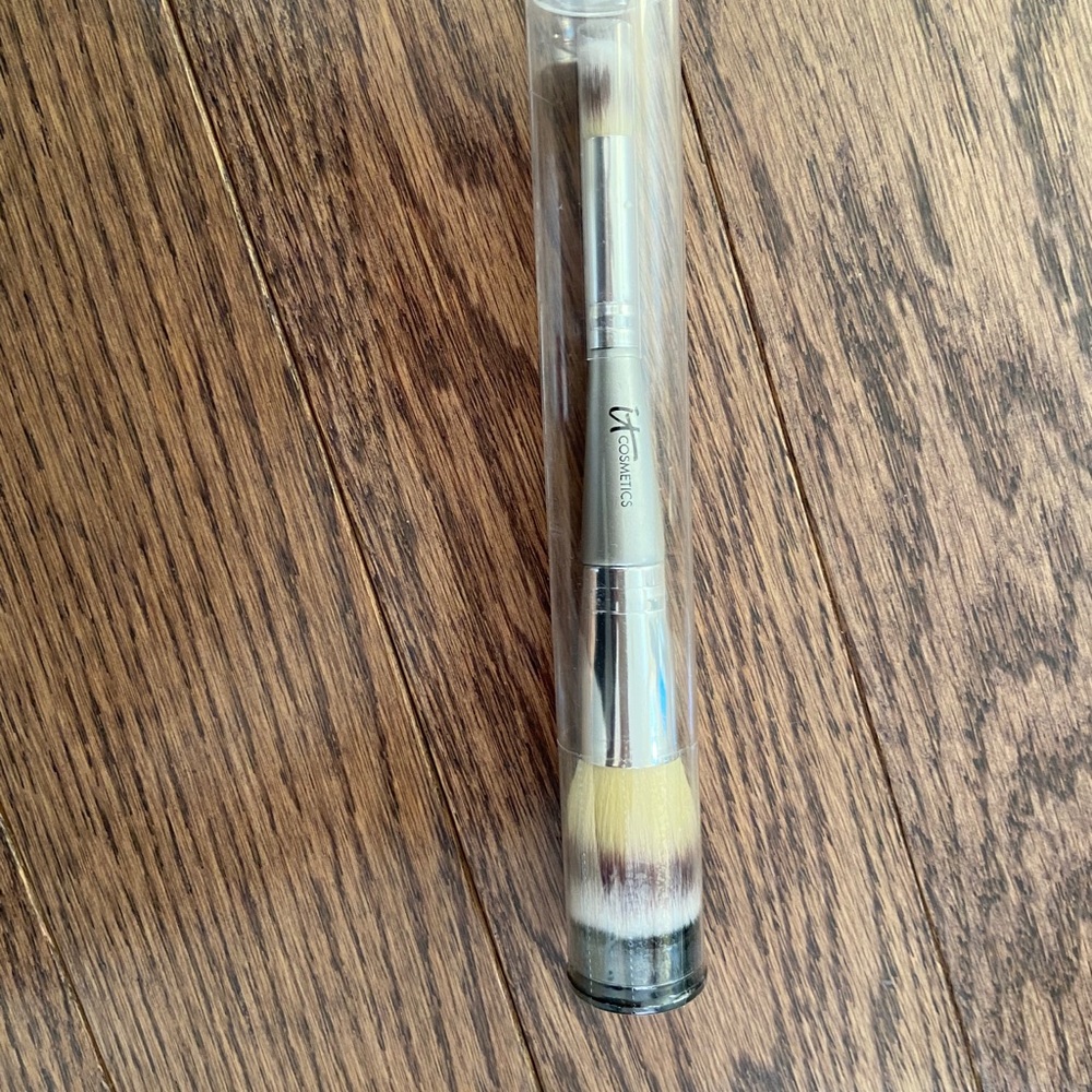 IT Heavenly Luxe Complexion Perfection Brush #7